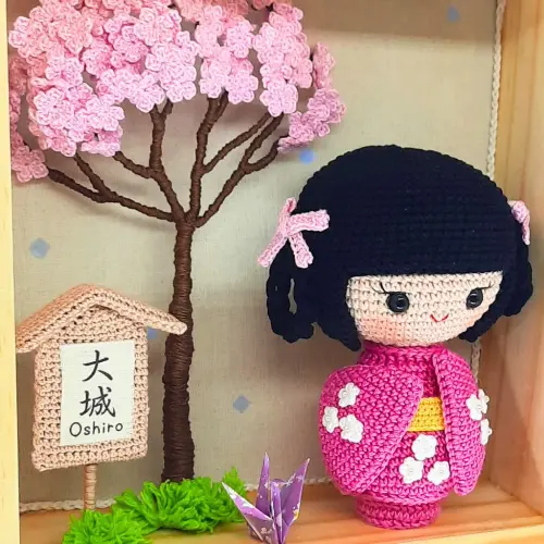 Enfeite porta maternidade oriental Kokeshi e sakurá