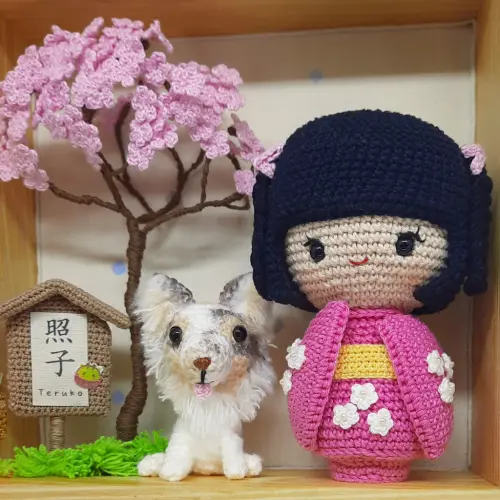 Enfeite porta maternidade oriental Kokeshi, sakurá e cachorrinho