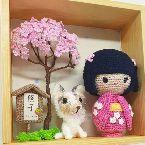 Enfeite porta maternidade oriental Kokeshi, sakurá e cachorrinho