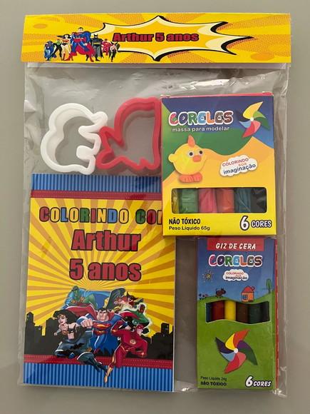 Kit para Colorir+kit Massinha c/ Giz de Cera Liga da Justiça