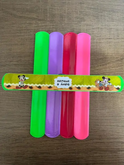 Pulseira Bate Enrola Personalizada Mickey Safari
