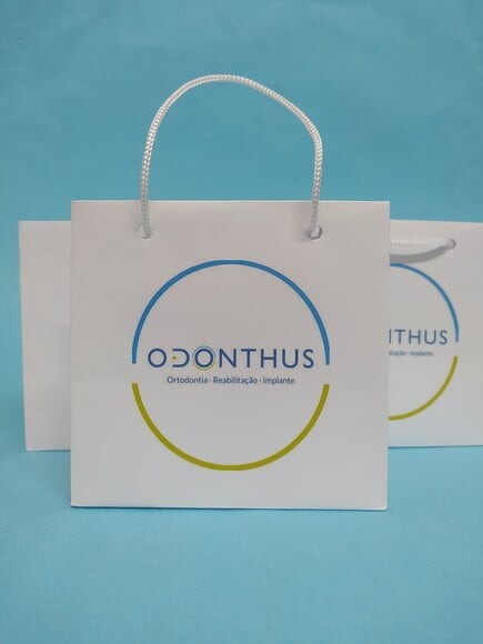 Sacola de Cartolina Personalizada sem Adesivo 10x10x4