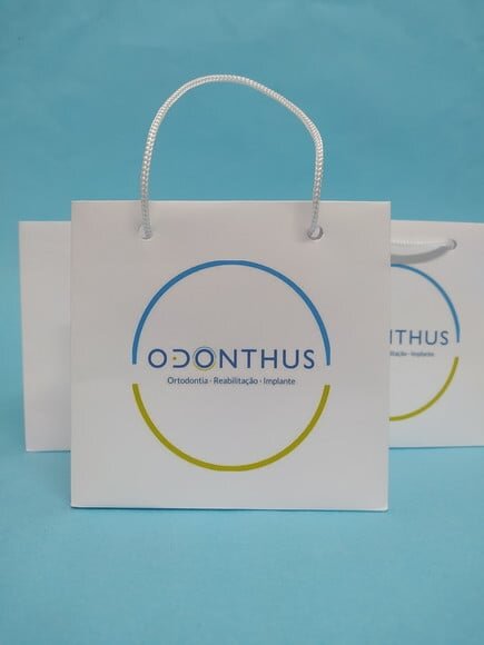 Sacola de Cartolina Personalizada sem Adesivo 10x10x4