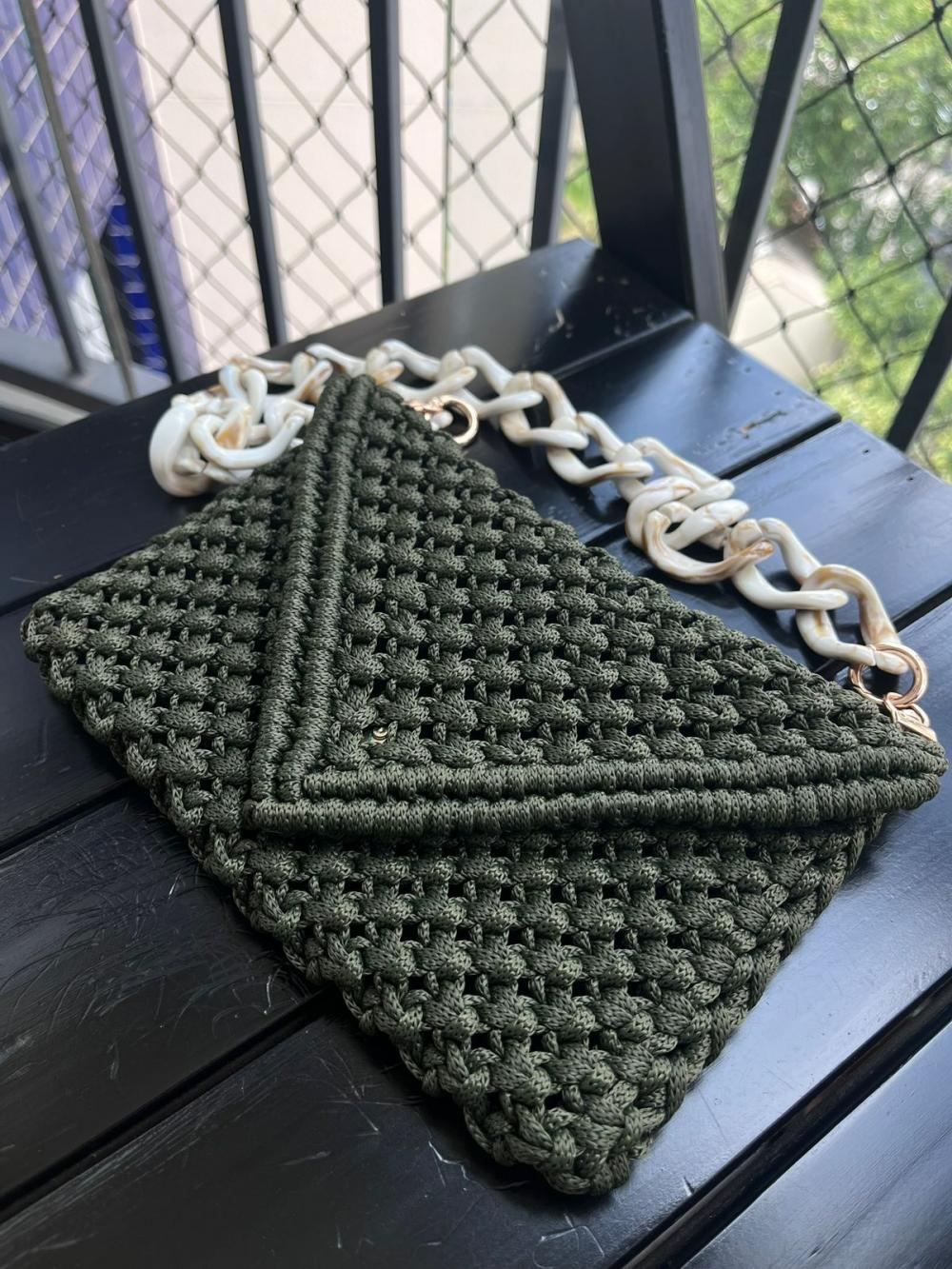 Clutch em fio náutico verde militar com alça em resina (peça ?