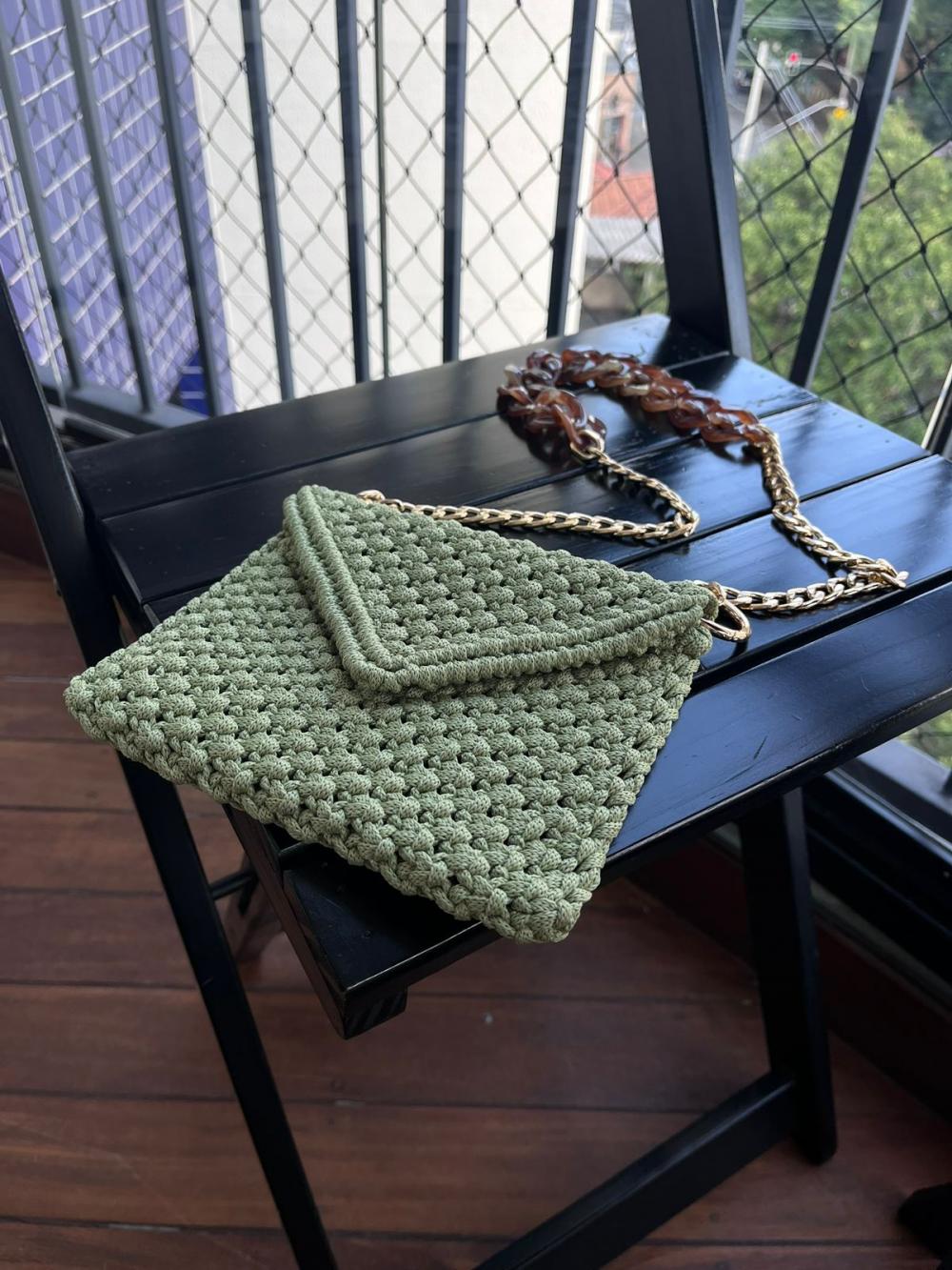 clutch em macramê verde pistache com alça em resina (peça úni