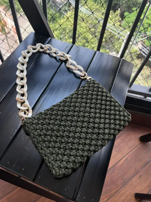 Clutch em fio náutico verde militar com alça em resina (peça ?