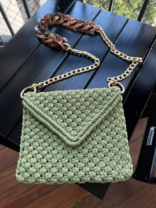 clutch em macramê verde pistache com alça em resina (peça úni