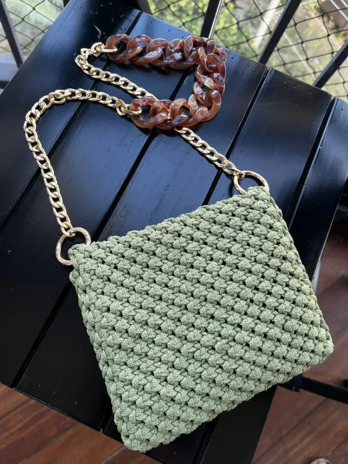 clutch em macramê verde pistache com alça em resina (peça úni