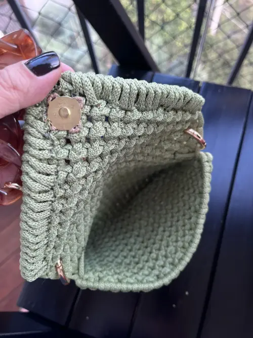 clutch em macramê verde pistache com alça em resina (peça úni