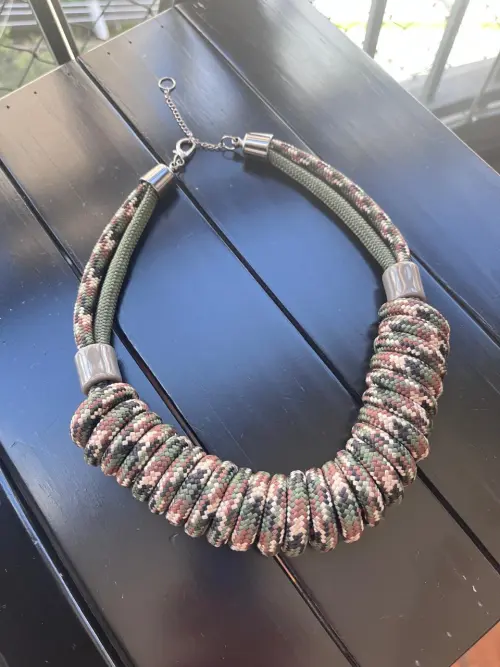 colar animal print savana (peça única)