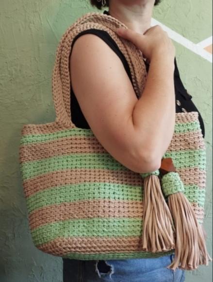 Bolsa em Crochê com Tassel e Detalhes em Madeira
