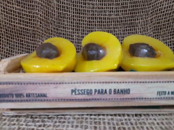 Caixote Pêssegos para o Banho