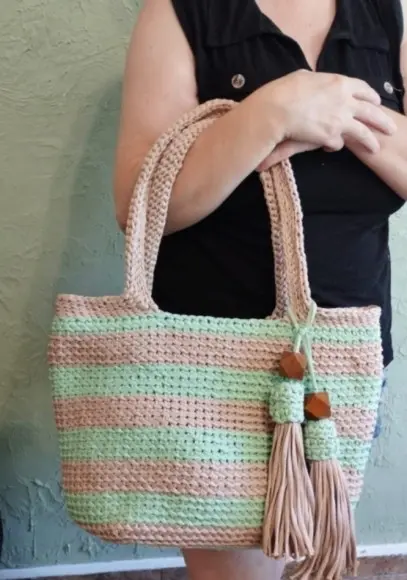 Bolsa em Crochê com Tassel e Detalhes em Madeira