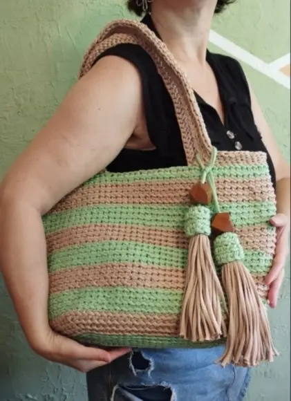 Bolsa em Crochê com Tassel e Detalhes em Madeira