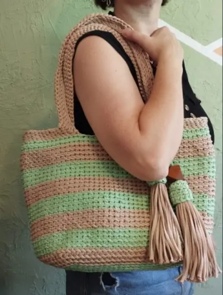 Bolsa em Crochê com Tassel e Detalhes em Madeira