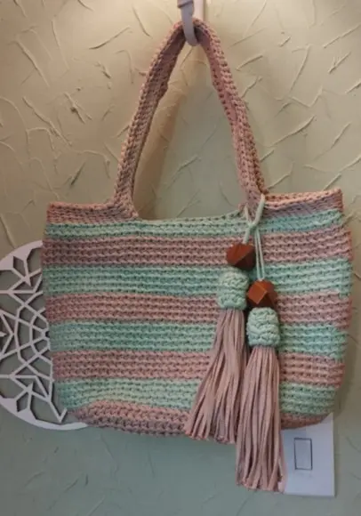 Bolsa em Crochê com Tassel e Detalhes em Madeira