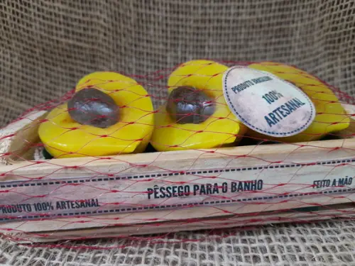 Caixote Pêssegos para o Banho