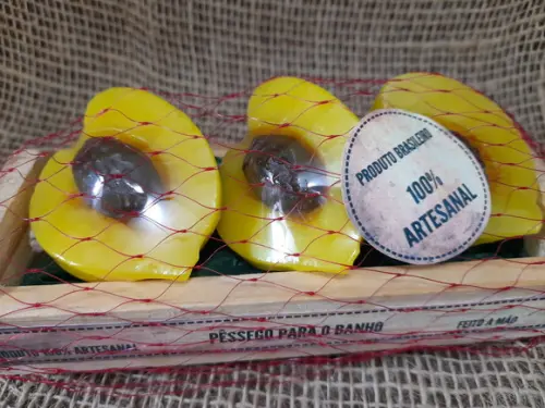 Caixote Pêssegos para o Banho