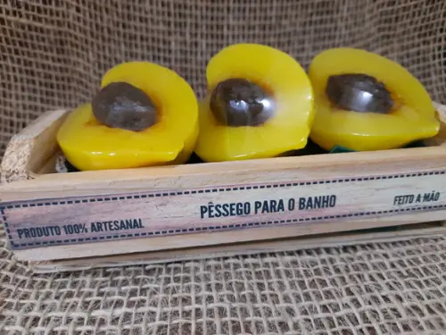 Caixote Pêssegos para o Banho
