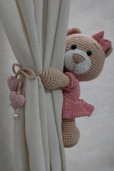Ursa Abraça Cortina Amigurumi