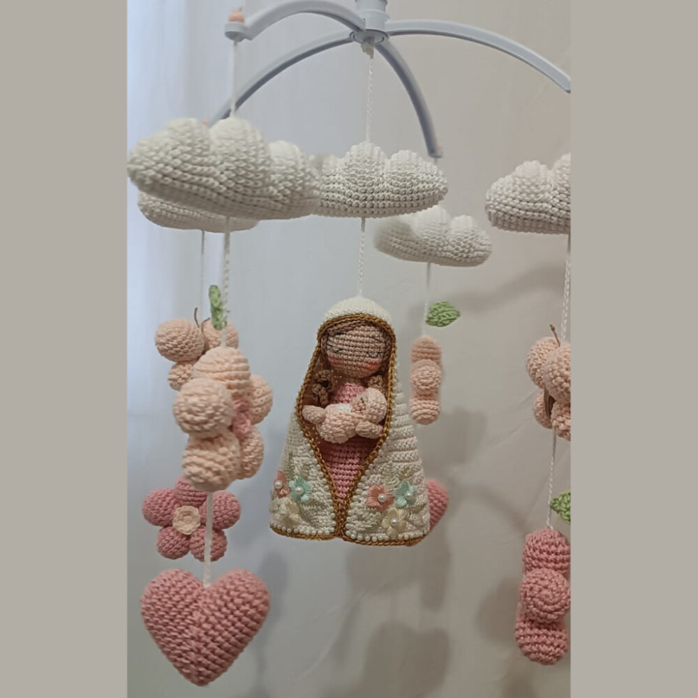 Móbile Musical de Berço Virgem Maria em Amigurumi