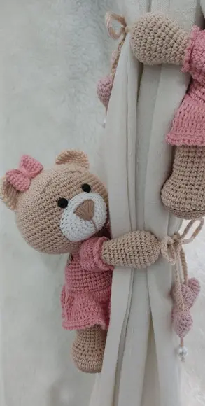 Ursa Abraça Cortina Amigurumi