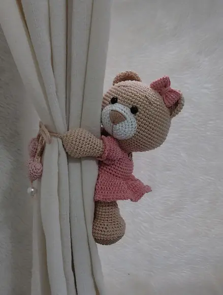 Ursa Abraça Cortina Amigurumi