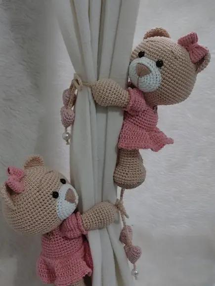 Ursa Abraça Cortina Amigurumi