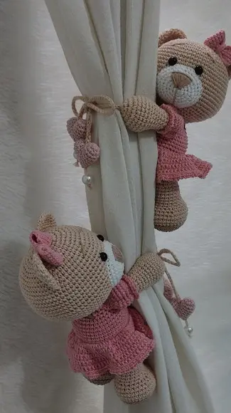 Ursa Abraça Cortina Amigurumi