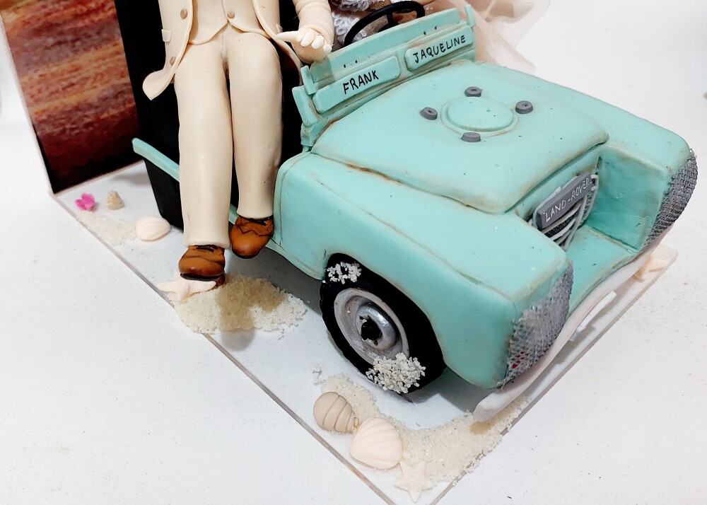 Noivinhos Humanizados em Biscuit - Carro /Noivinhos personalizado