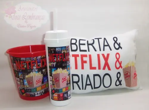 Kit Cinema + Travesseiro NetFlix