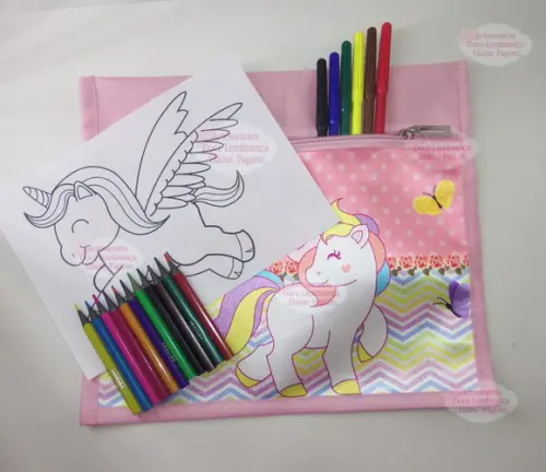 Kit de colorir na pasta Unicórnio