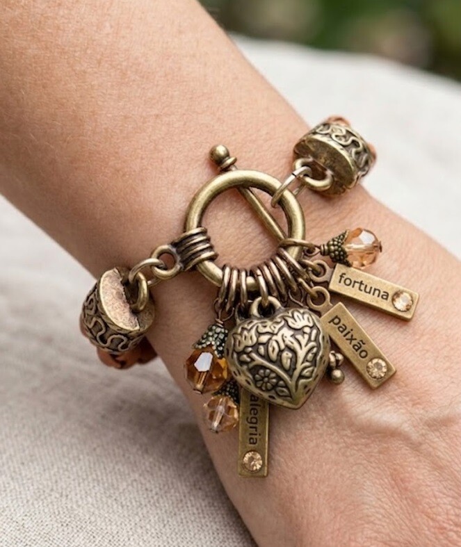 Pulseira Trançada Sentimentos, Courinho Marrom, Pingentes Bronze