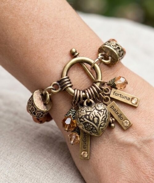 Pulseira Trançada Sentimentos, Courinho Marrom, Pingentes Bronze
