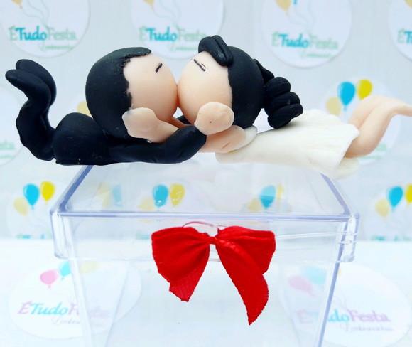 Caixinha acrílica personalizada Casamento com noivos em bisc