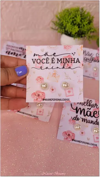 Brinco Pérola na Tag Personalizado -dia da Mães