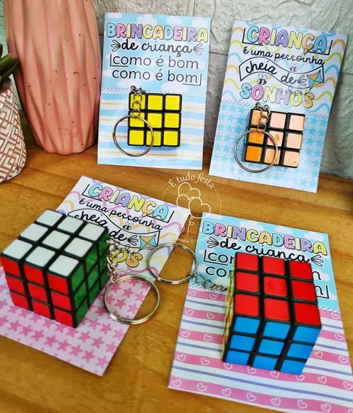 Chaveiro Cubo Mágico com Tag Dia das Crianças