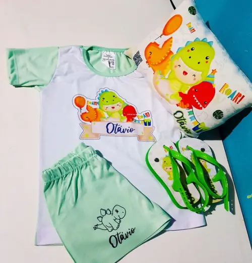 Kit de Dormir Pijama, Chinelo e Almofada - Dinossauro Baby