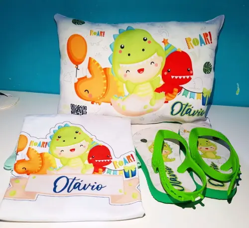 Kit de Dormir Pijama, Chinelo e Almofada - Dinossauro Baby
