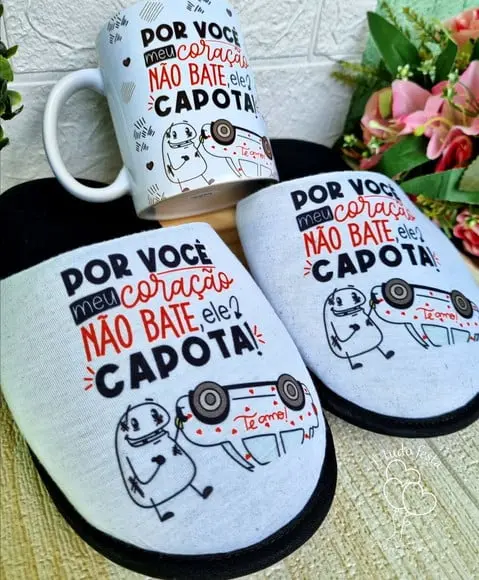 Pantufa + Caneca Personalizada com Tema Flork Romantico