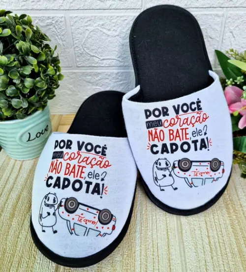 Pantufa + Caneca Personalizada com Tema Flork Romantico