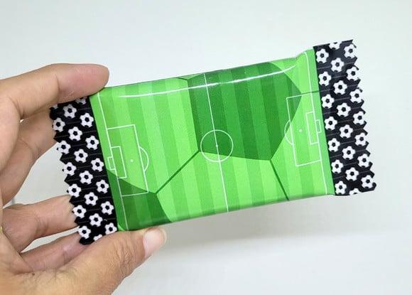 Capa Kit Kat Campo de Futebol