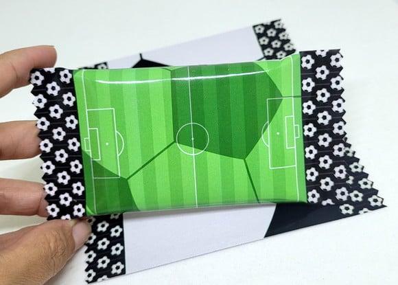Capa Kit Kat Campo de Futebol