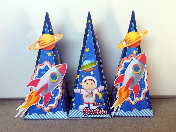 Kit 12 Caixas Pirâmide Astronauta com Aplique 3d