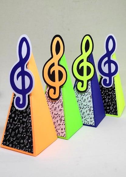 Kit 12 Caixas Pirâmide Neon Nota Musical com Aplique 3d