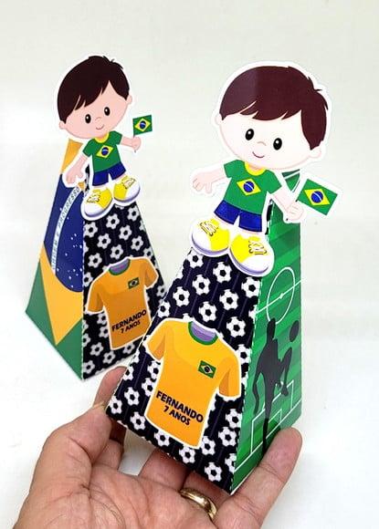 Kit 14 Caixas Pirâmide Jogador(a) de Futebol Brasil com Aplique 