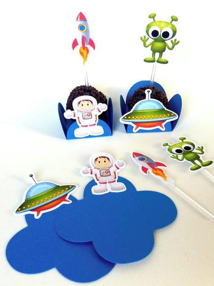 Kit com 60 itens Forminhas e Toper Docinhos Astronauta