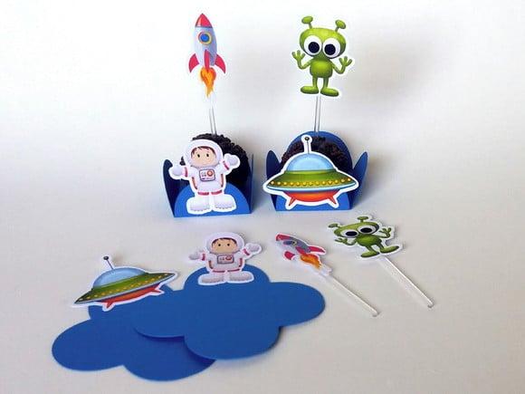 Kit com 60 itens Forminhas e Toper Docinhos Astronauta