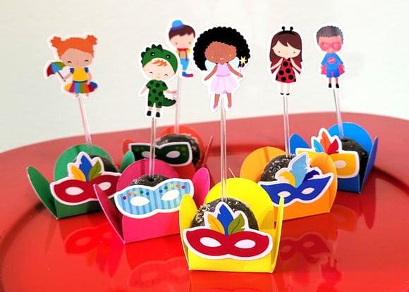 Kit com 60 Itens Forminhas e Toper Bloquinho Carnaval