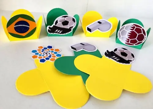 Kit Forminhas + Toper Docinhos c/ 60 Itens Copa 2022